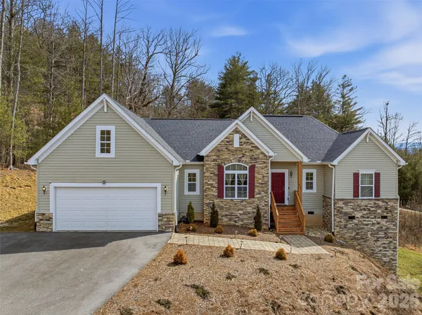 $629,000 | 258 Crystal Heights Drive, Hendersonville, NC 28739