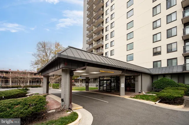 a view of a tennis court
