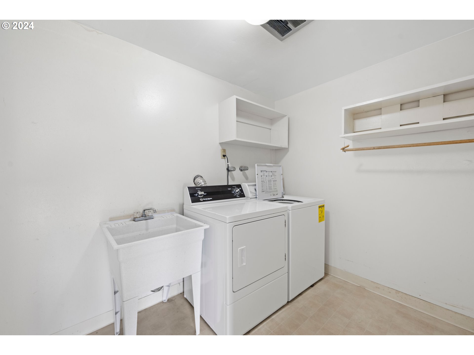 91897 Ridge Road Warrenton, OR 97146 - Photo 19 of 24 a utility room with dryer and washer