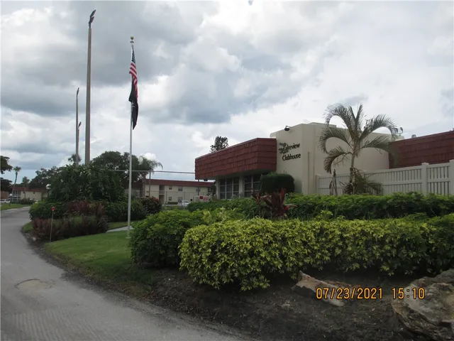 $1,300 | 52 Woodland Drive, Unit 204, Vero Beach, FL 32962