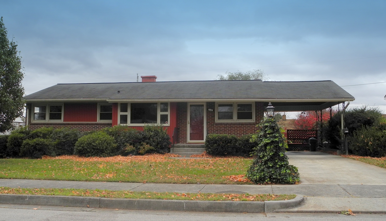 5132 Hazelridge Road Northwest Roanoke, VA 24012 - Photo 1 of 15 Front