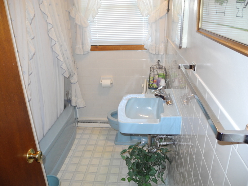 5132 Hazelridge Road Northwest Roanoke, VA 24012 - Photo 10 of 15 Hall Bath