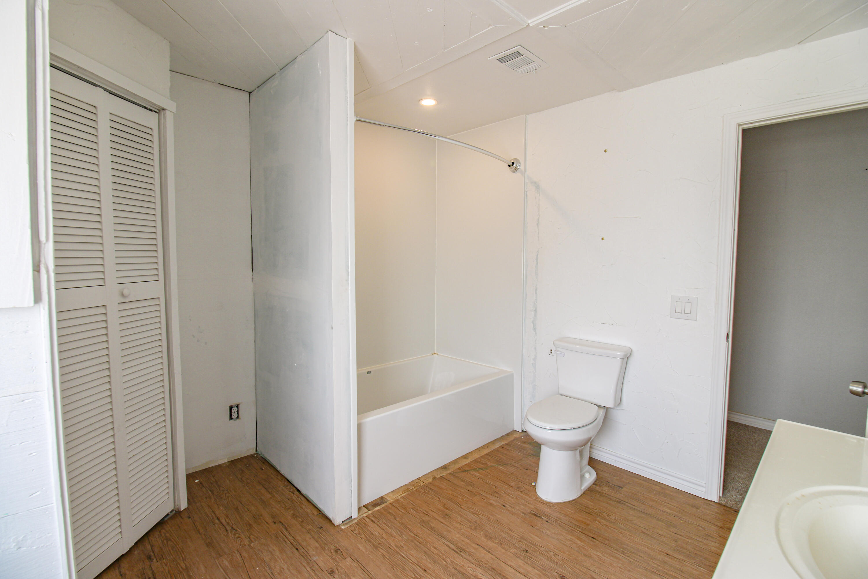 1120 Tilford Avenue Ralls, TX 79357 - Photo 23 of 38 hall bathroom2