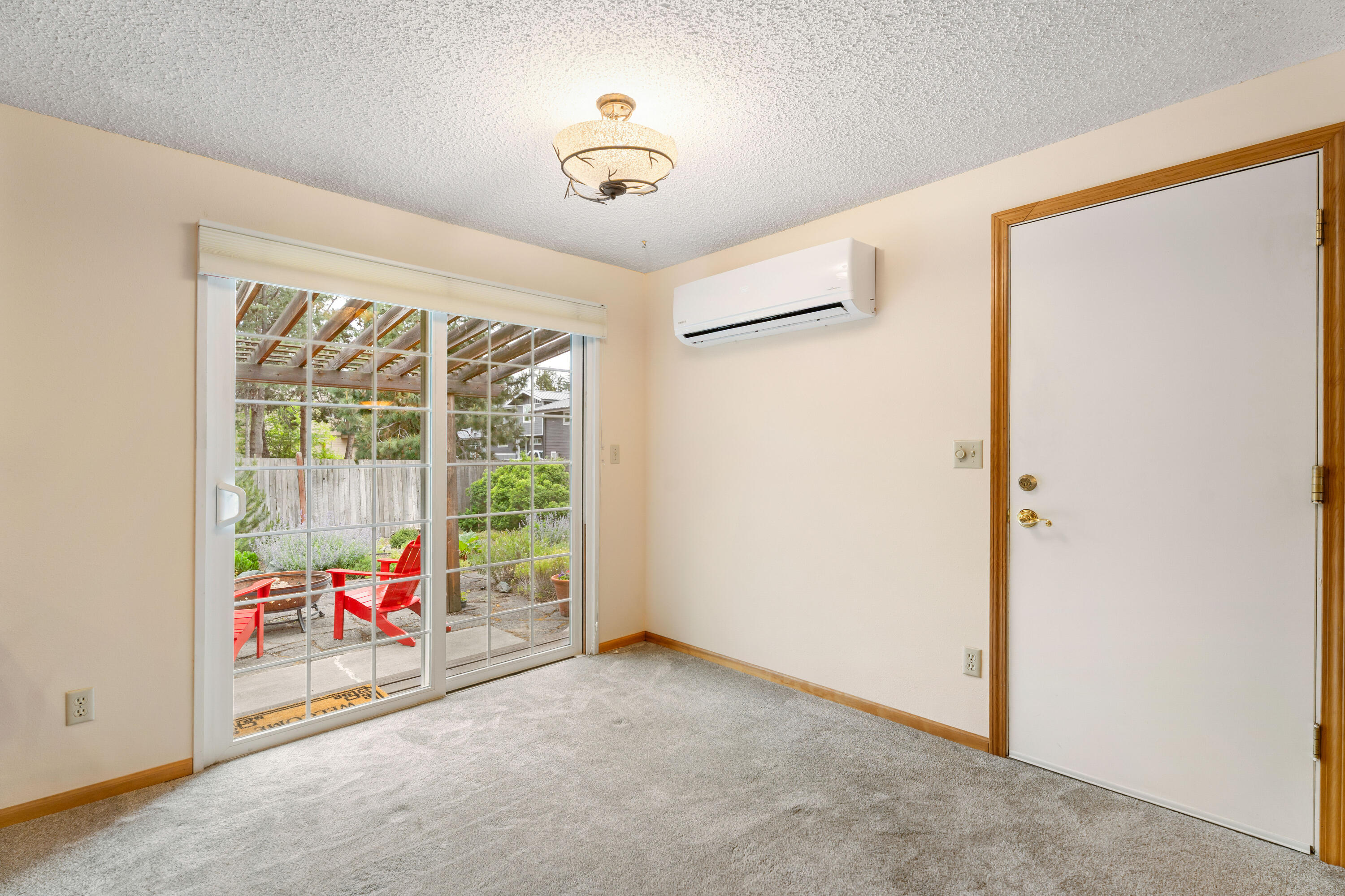 1627 Northeast Bear Creek Road Bend, OR 97702 - Photo 12 of 46 .