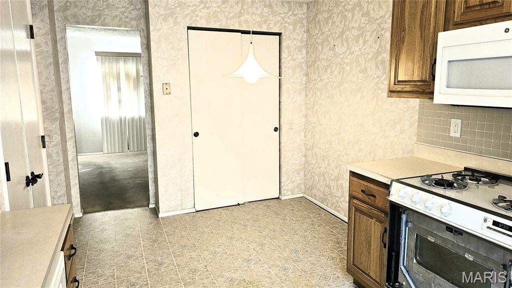 955 Silversprings Lane Manchester, MO 63021 - Photo 8 of 34