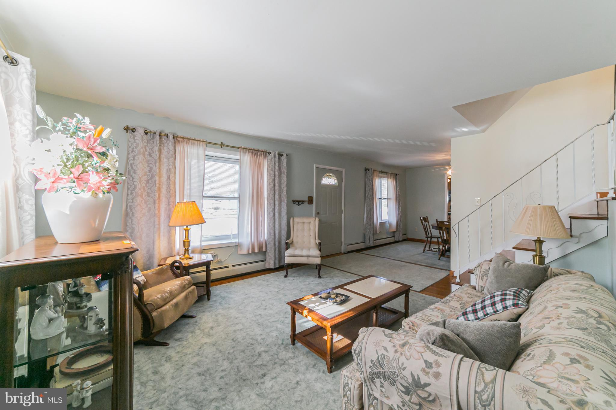 129 Meetinghouse Road Hatboro, PA 19040 - Photo 5 of 30 Living room