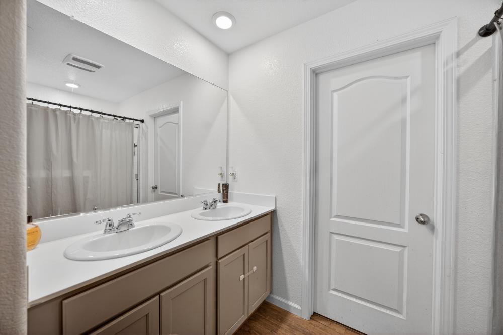 1958 Freedom Way Rio Vista, CA 94571 - Photo 28 of 44 a bathroom with 2 sink and a mirror