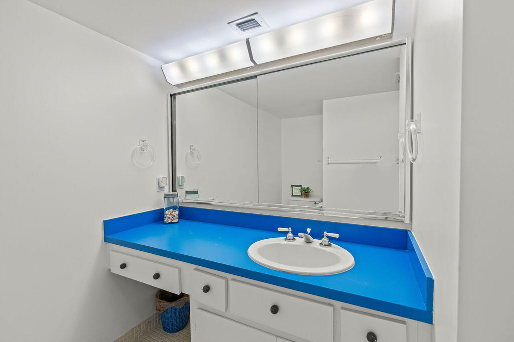 5380 North Ocean Drive, Unit 10G Singer Island, FL 33404 - Photo 21 of 48 Guest Bathroom