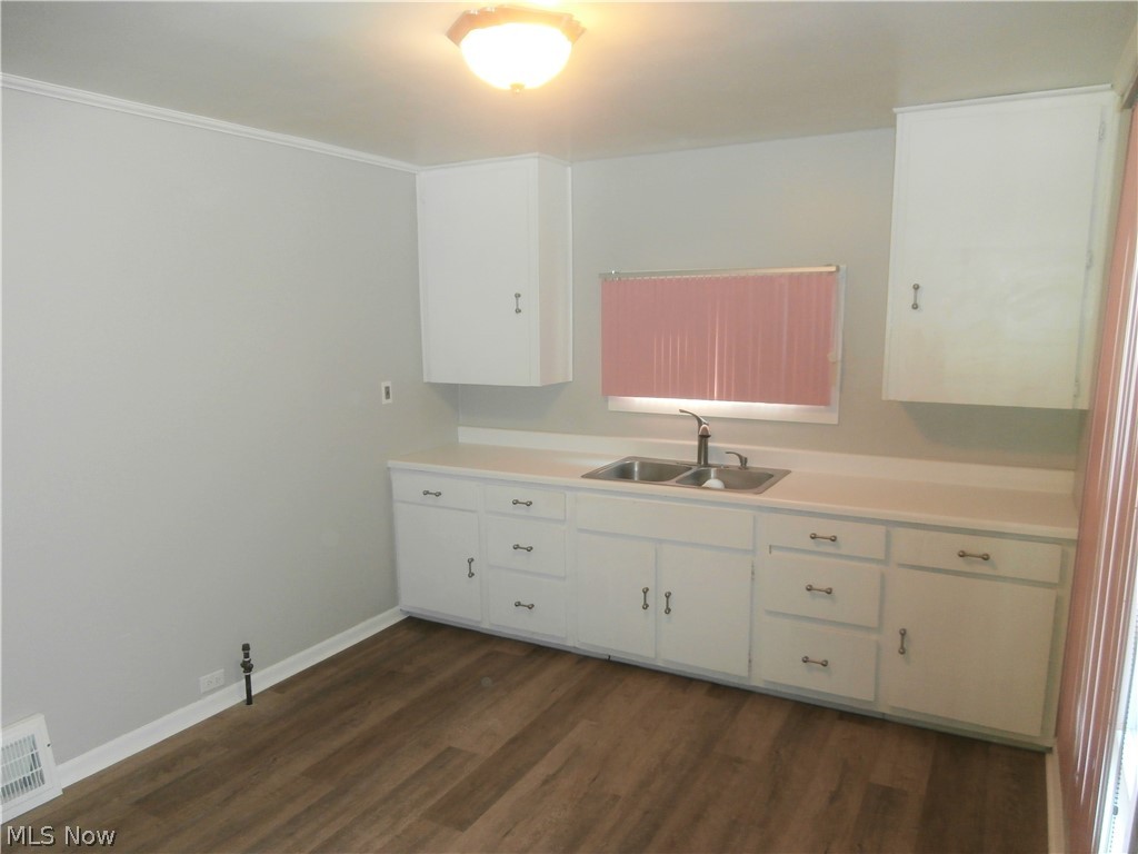 1347 Waverly Road Eastlake, OH 44095 - Photo 3 of 16