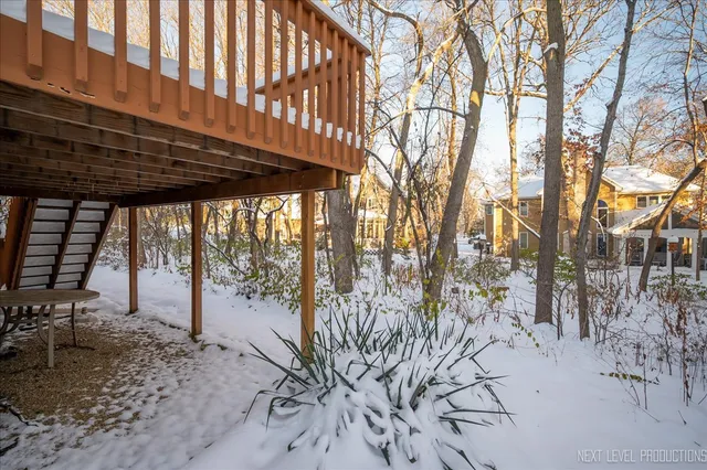 a view of entryway with a yard