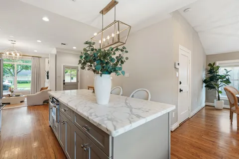 $835,000 | 2210 Chantilly Lane, Houston, TX 77018