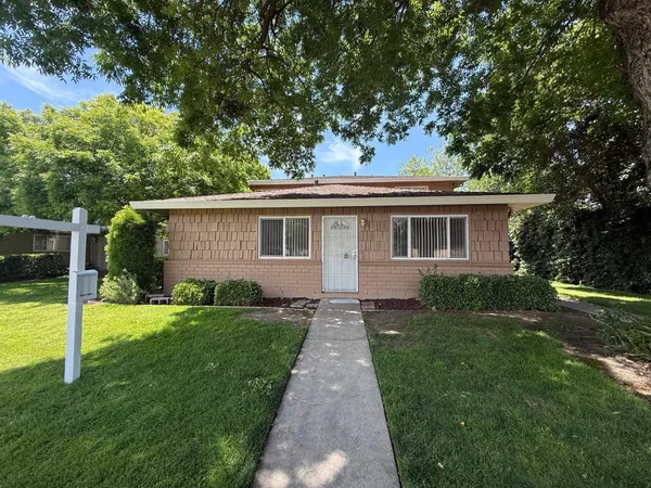 a view of a house with a yard