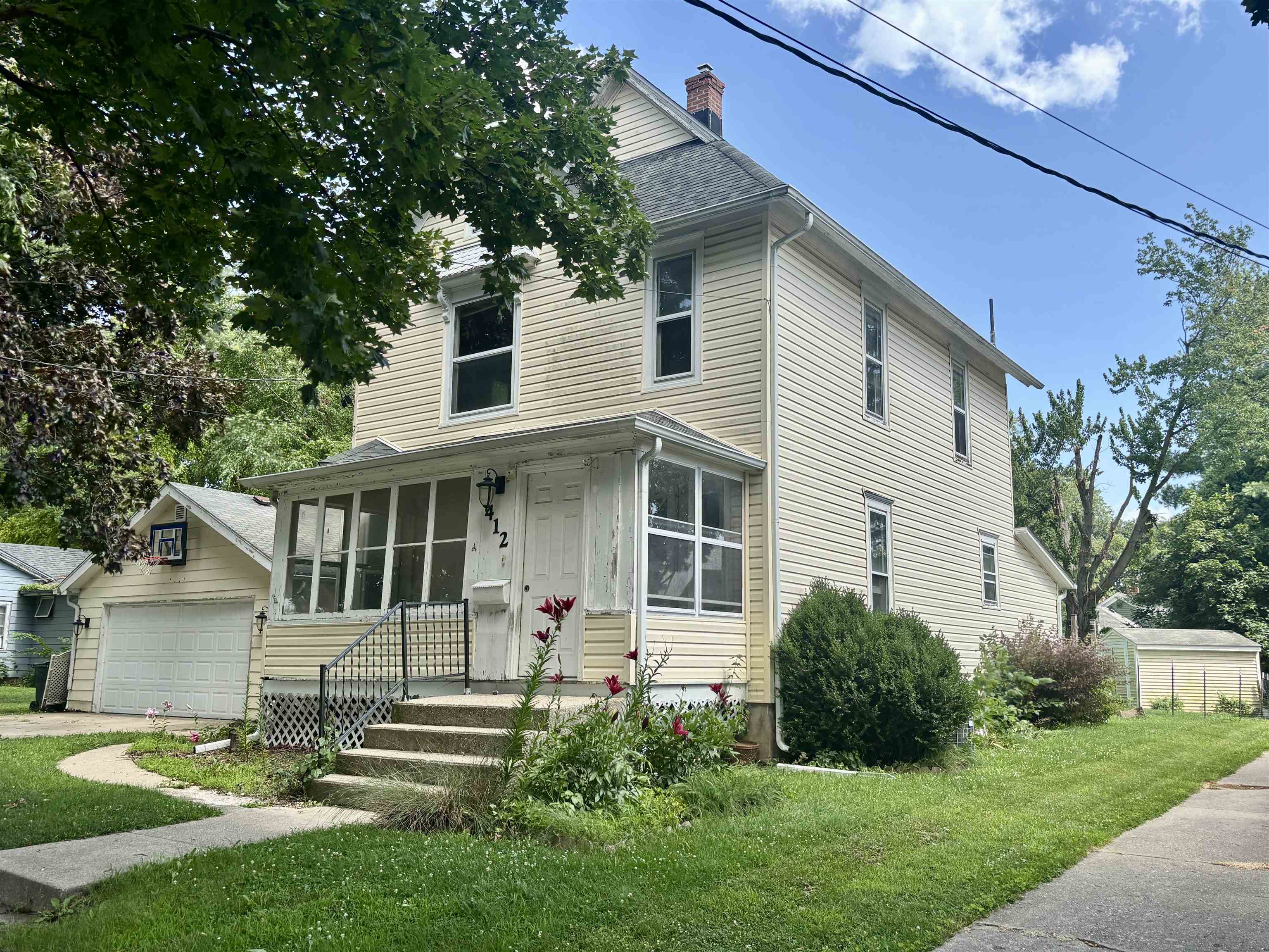 412 West Madison Street Belvidere, IL 61008 - Photo 2 of 27 front view of a house with a yard