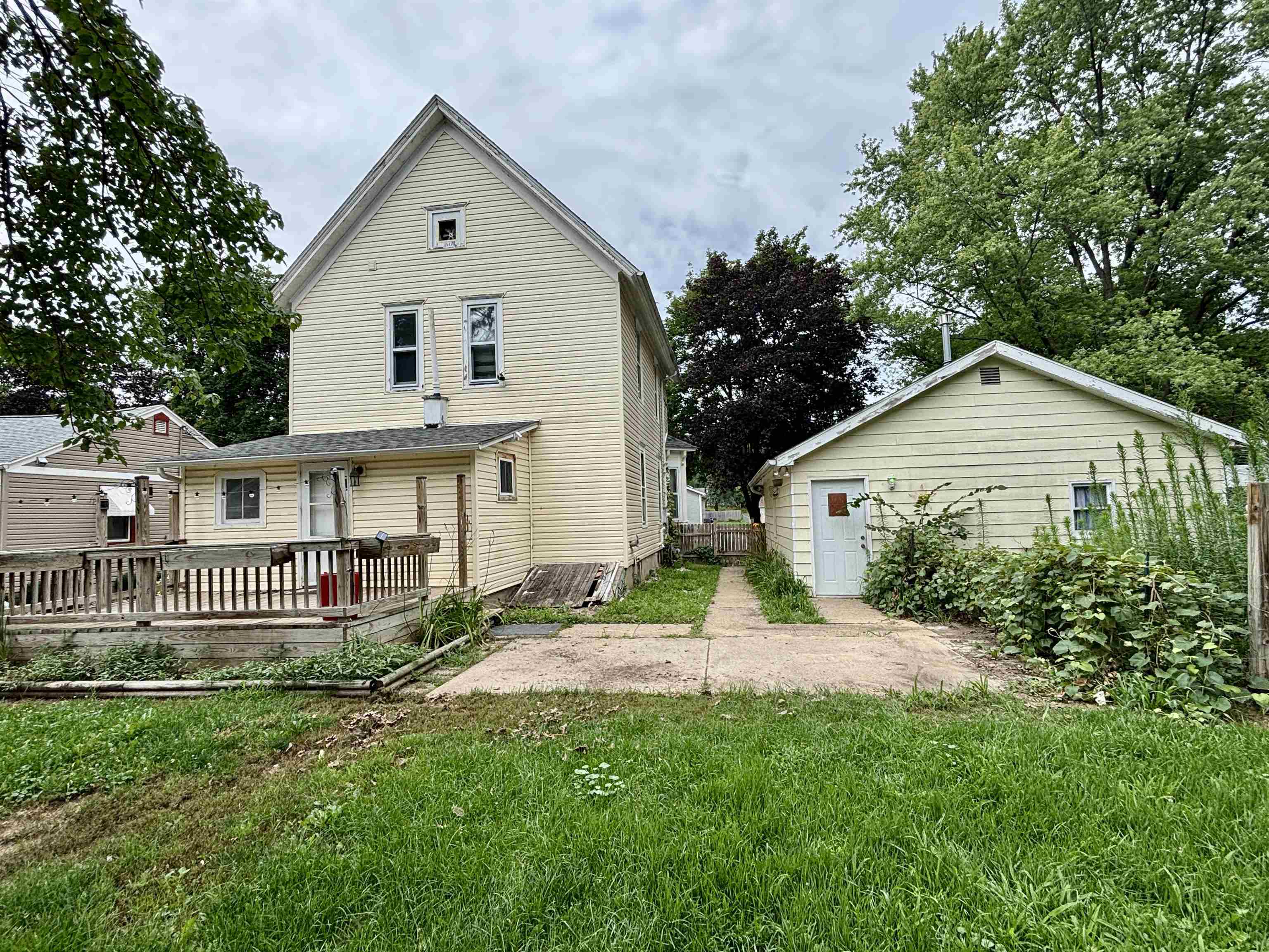 412 West Madison Street Belvidere, IL 61008 - Photo 26 of 27 a front view of a house with a garden