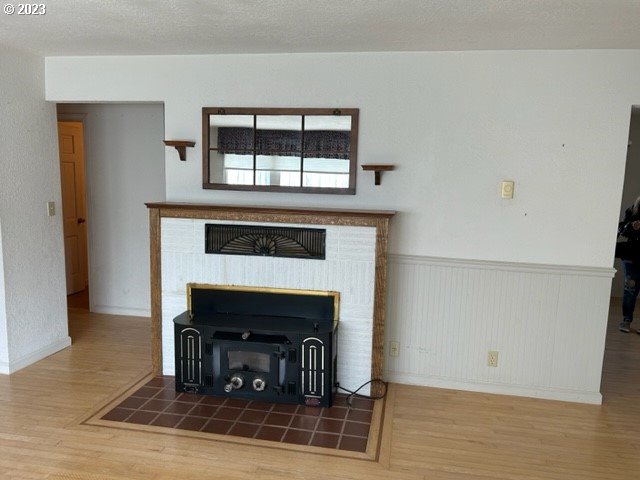 636 Laurel Street Florence, OR 97439 - Photo 13 of 21 a living room with a fireplace and a table