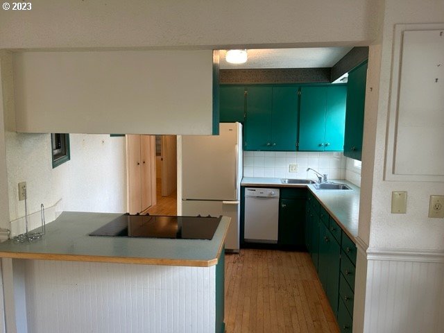 636 Laurel Street Florence, OR 97439 - Photo 15 of 21 a kitchen with a refrigerator sink and stove