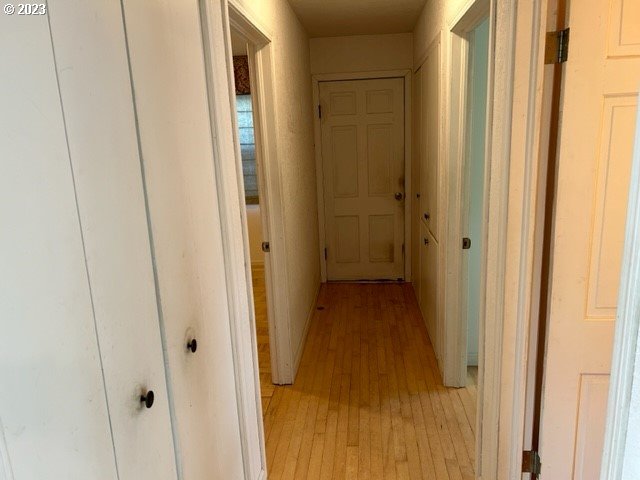 636 Laurel Street Florence, OR 97439 - Photo 17 of 21 a view of a bathroom from a hallway