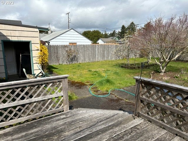 636 Laurel Street Florence, OR 97439 - Photo 18 of 21 a front view of a house with garden