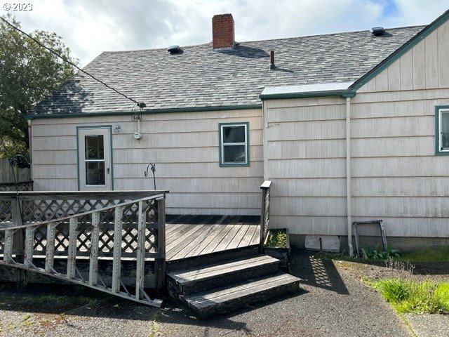 636 Laurel Street Florence, OR 97439 - Photo 21 of 21 a front view of a house with a garden