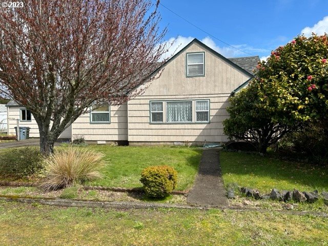 636 Laurel Street Florence, OR 97439 - Photo 3 of 21 a front view of a house with garden
