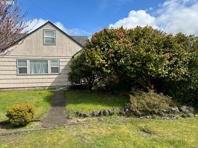 636 Laurel Street Florence, OR 97439 - Photo 4 of 21 a house with river in front of it