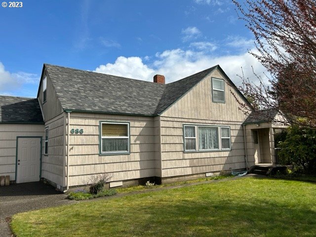 636 Laurel Street Florence, OR 97439 - Photo 5 of 21 a front view of a house with a yard