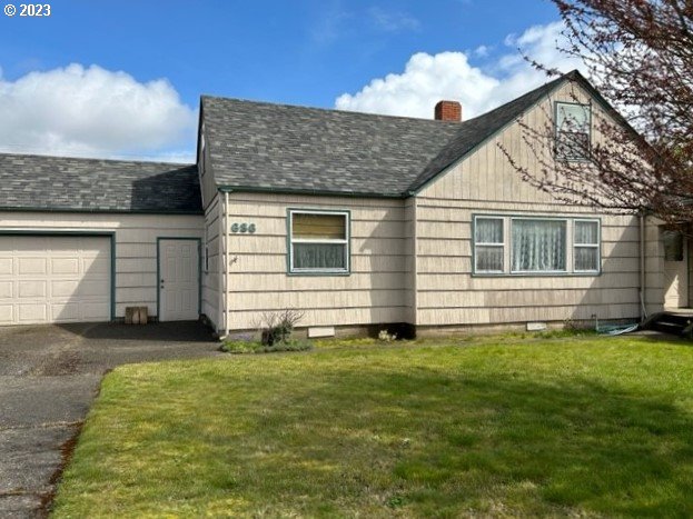 636 Laurel Street Florence, OR 97439 - Photo 6 of 21 a view of a house with a yard