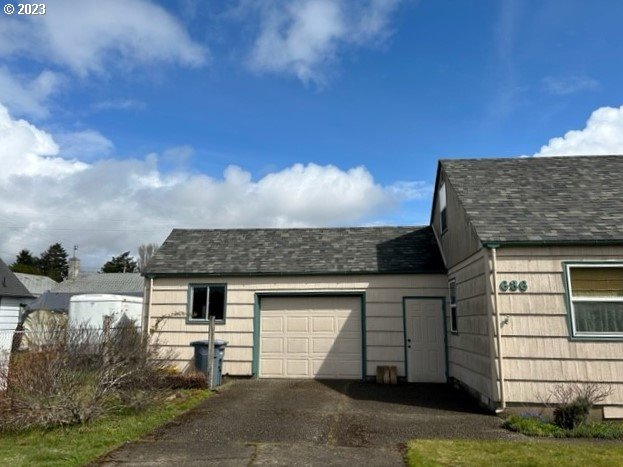 636 Laurel Street Florence, OR 97439 - Photo 7 of 21 a front view of a house with a yard