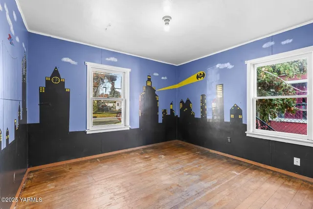 a view of a livingroom with a workspace