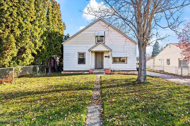 a house view with swimming pool