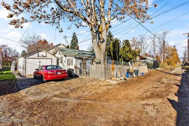 a view of a house with backyard