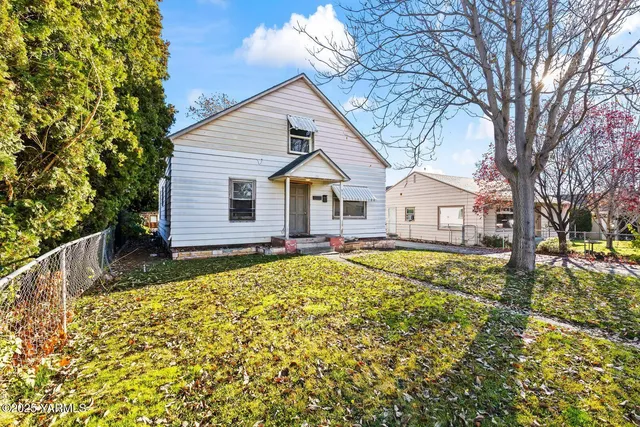 a view of a house with a yard