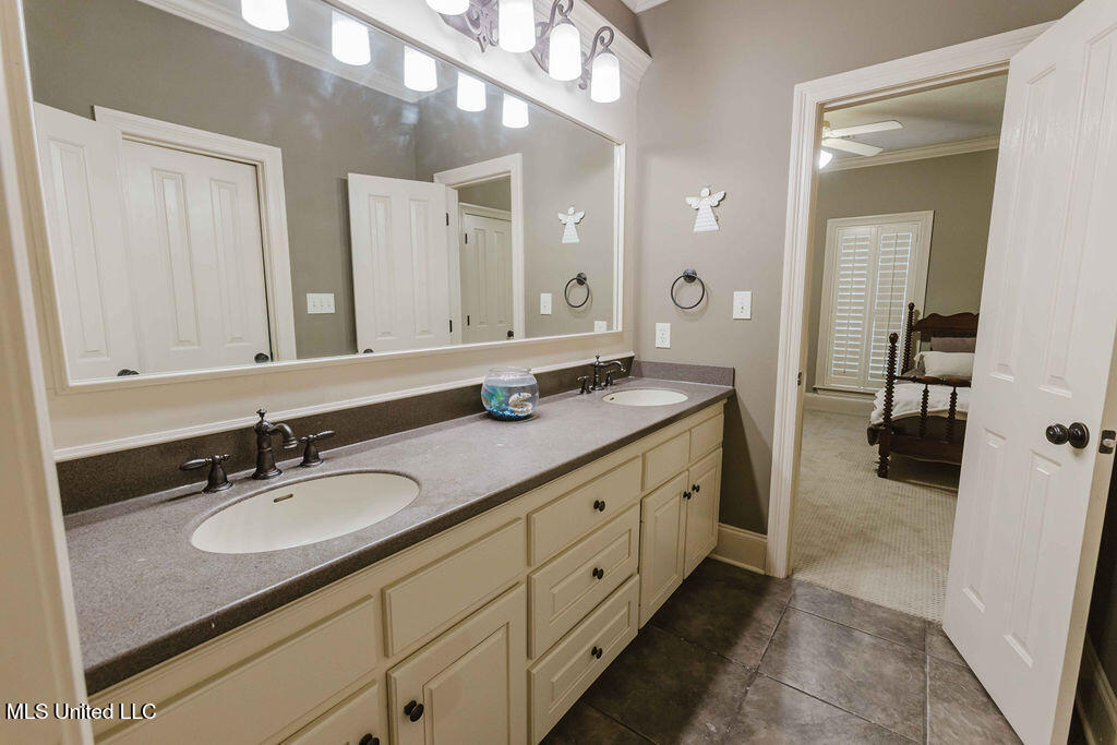 108 Timber Drive Madison, MS 39110 - Photo 29 of 43 Jack and Jill Bath