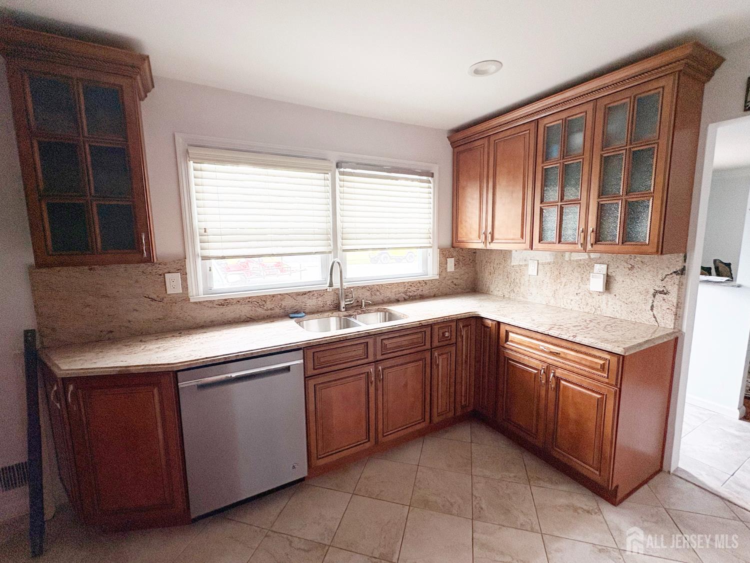 61 Rose Street Edison, NJ 08817 - Photo 8 of 17