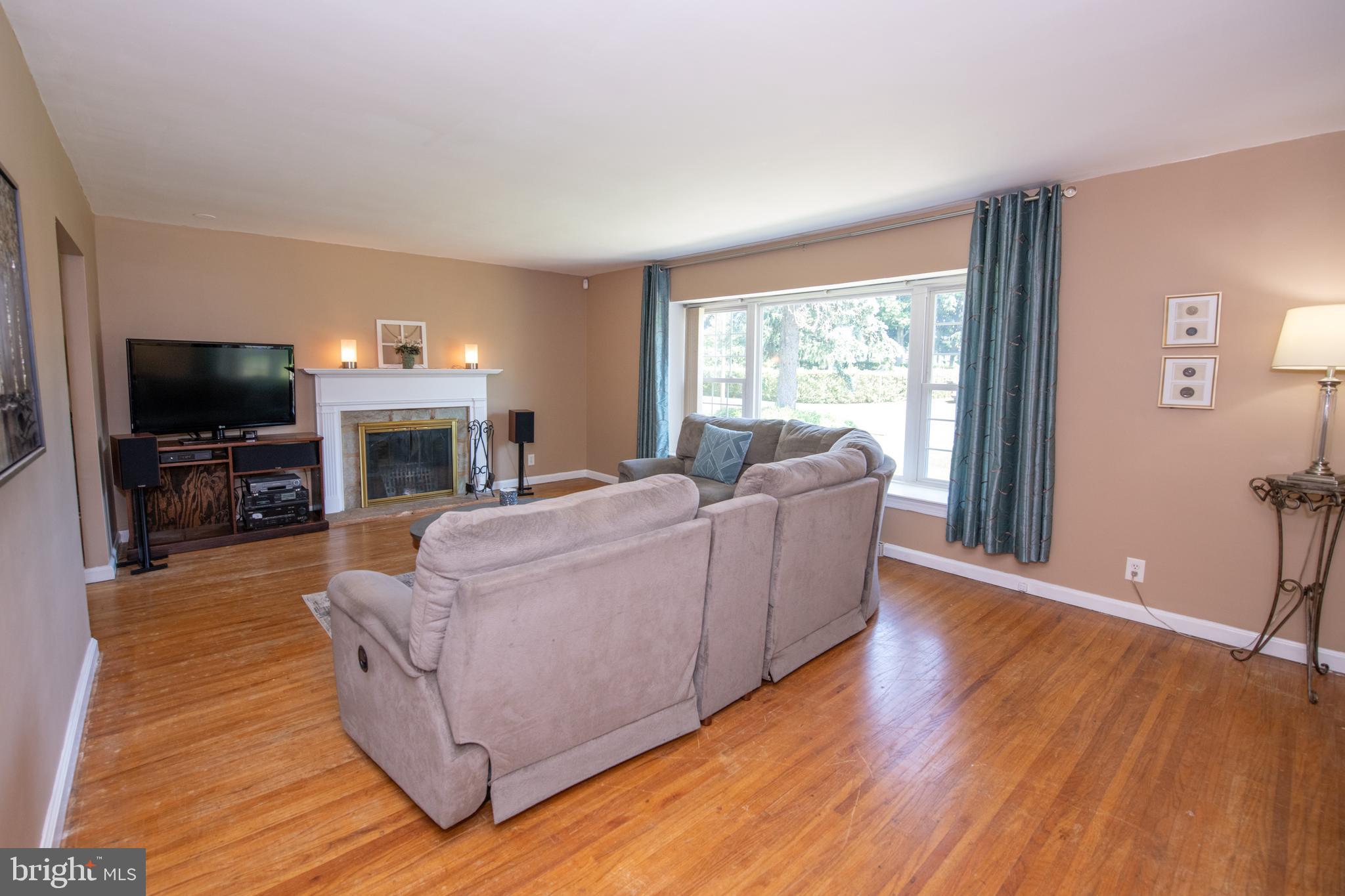 60 Somerset Road Huntingdon Valley, PA 19006 - Photo 4 of 40 Living Room