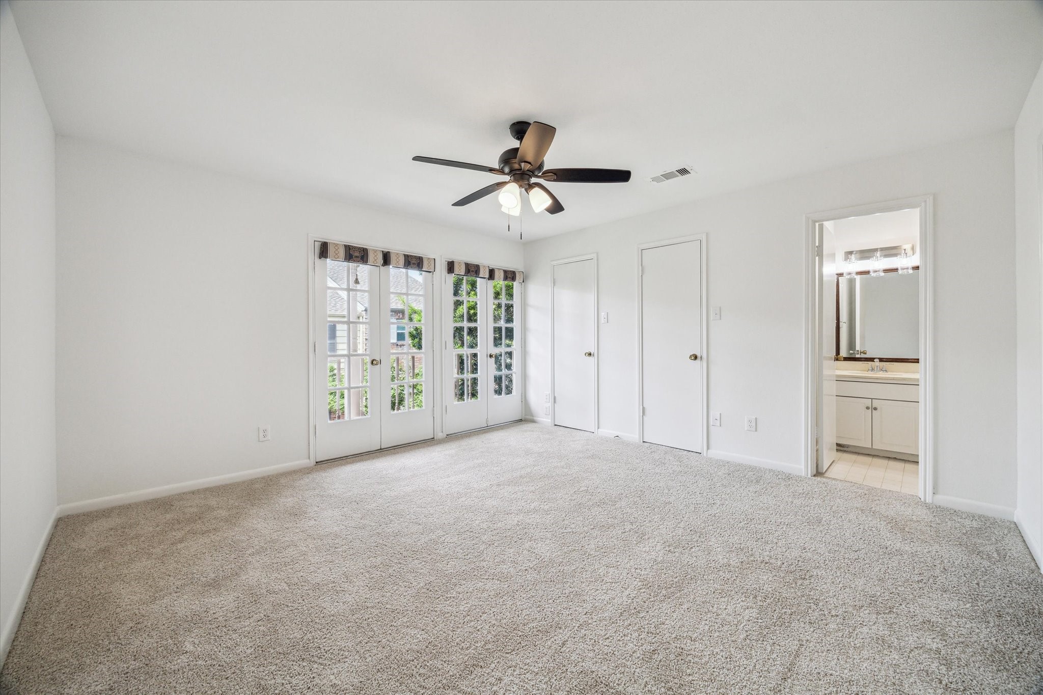 5827 Valley Forge Drive, Unit 83 Houston, TX 77057 - Photo 12 of 25 a view of a livingroom with a ceiling fan & entryway