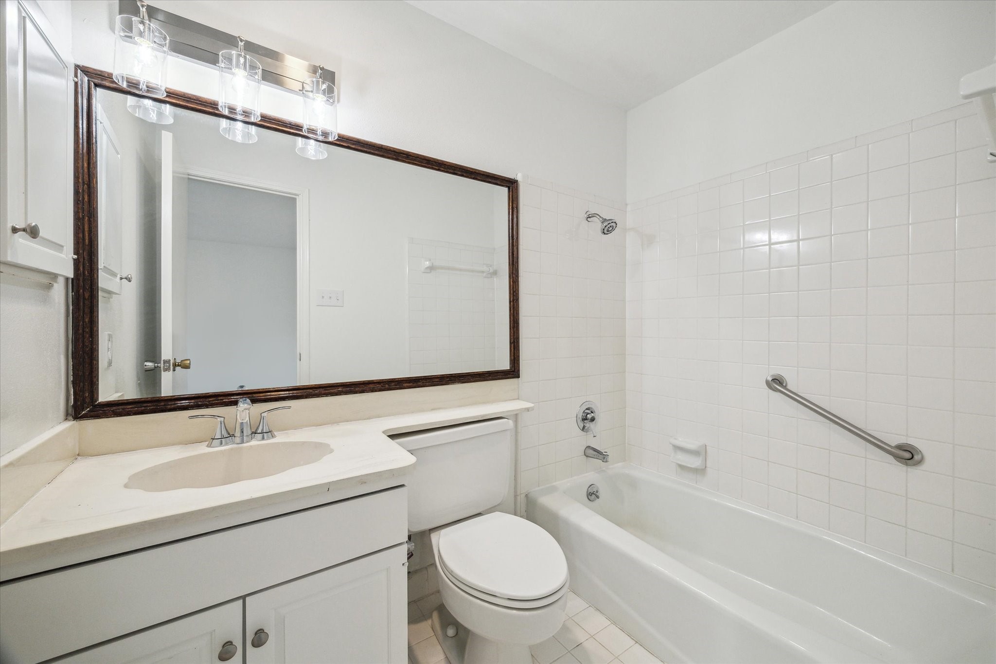 5827 Valley Forge Drive, Unit 83 Houston, TX 77057 - Photo 13 of 25 a bathroom with a sink a toilet and a bathtub