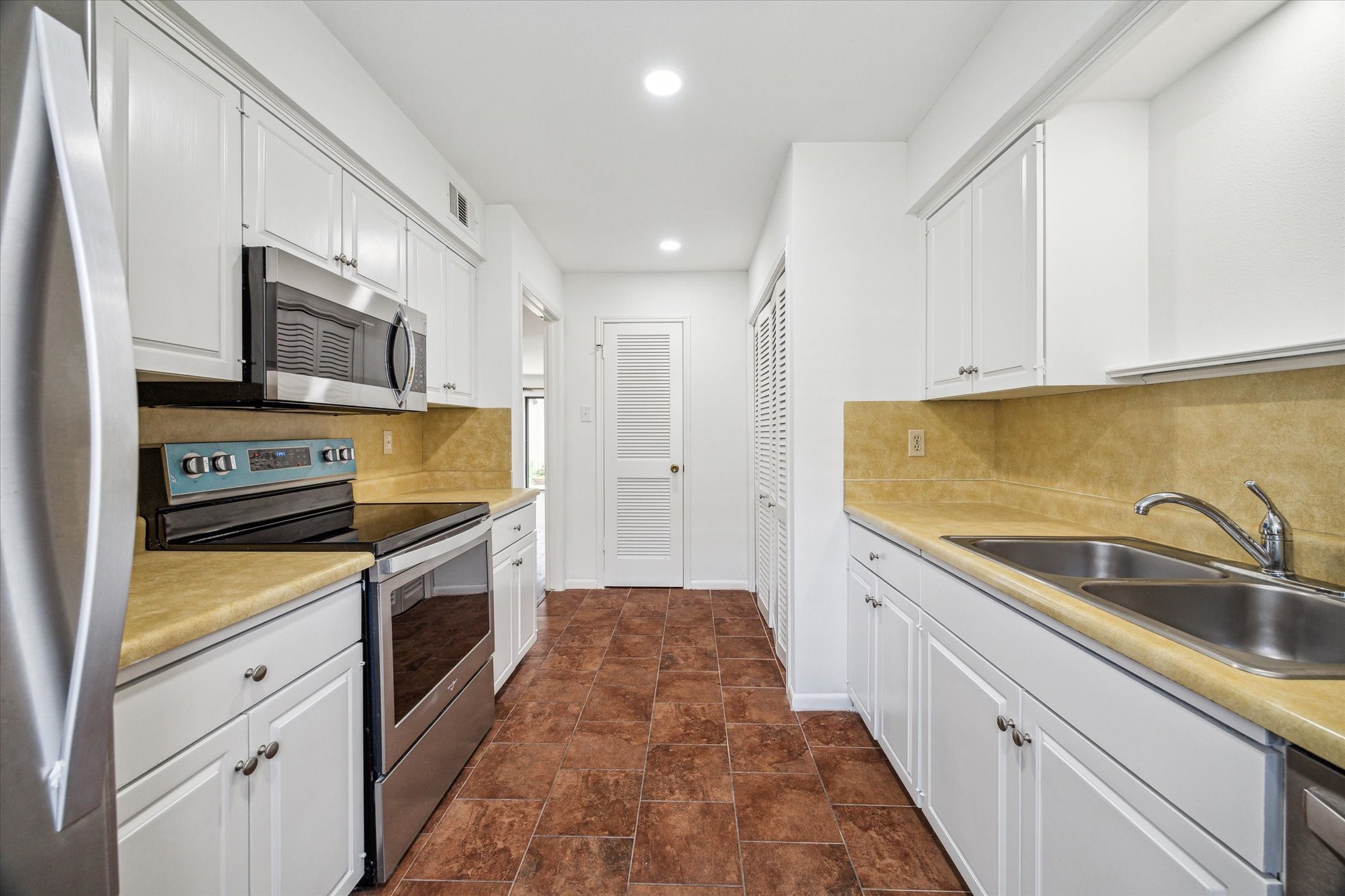 5827 Valley Forge Drive, Unit 83 Houston, TX 77057 - Photo 8 of 25 a kitchen with granite countertop a sink stainless steel appliances and cabinets