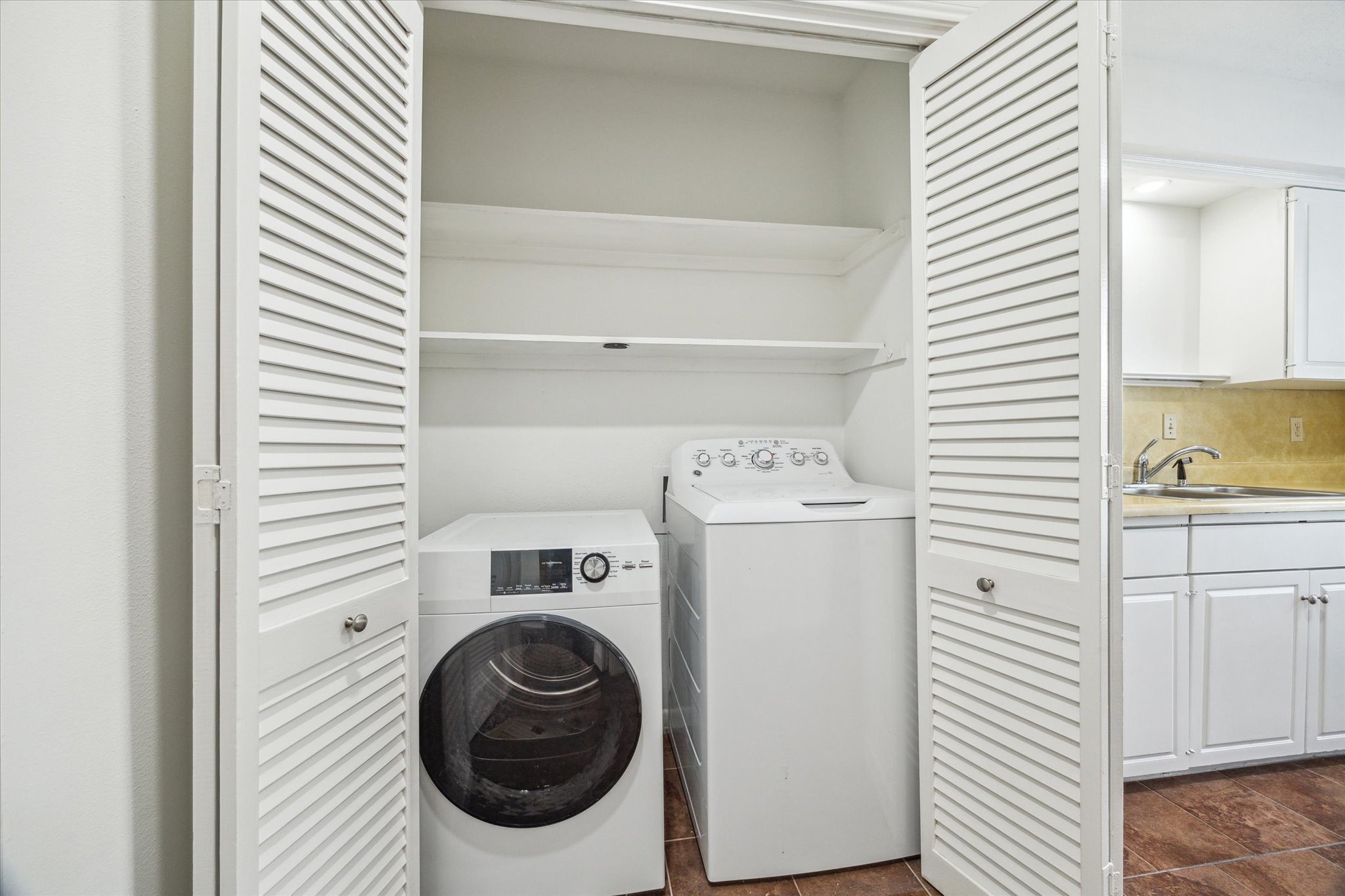 5827 Valley Forge Drive, Unit 83 Houston, TX 77057 - Photo 9 of 25 a utility room with dryer and washer