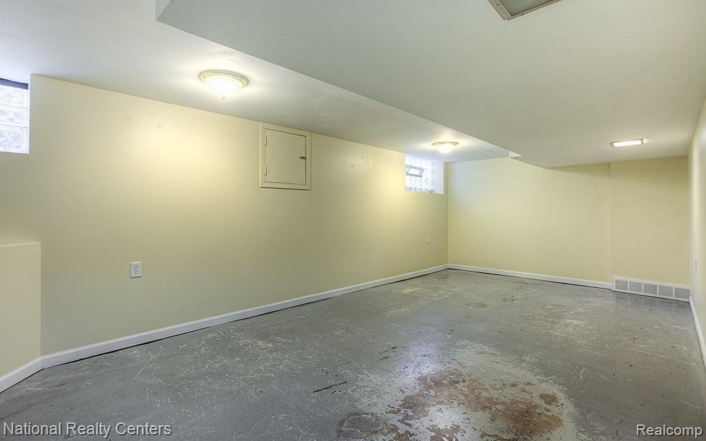 21515 Farmington Road Farmington Hills, MI 48335 - Photo 20 of 26