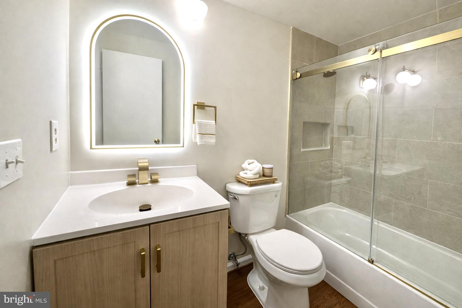 2800 Gunarette Way Silver Spring, MD 20906 - Photo 31 of 48 Upstairs hallway full bathroom.