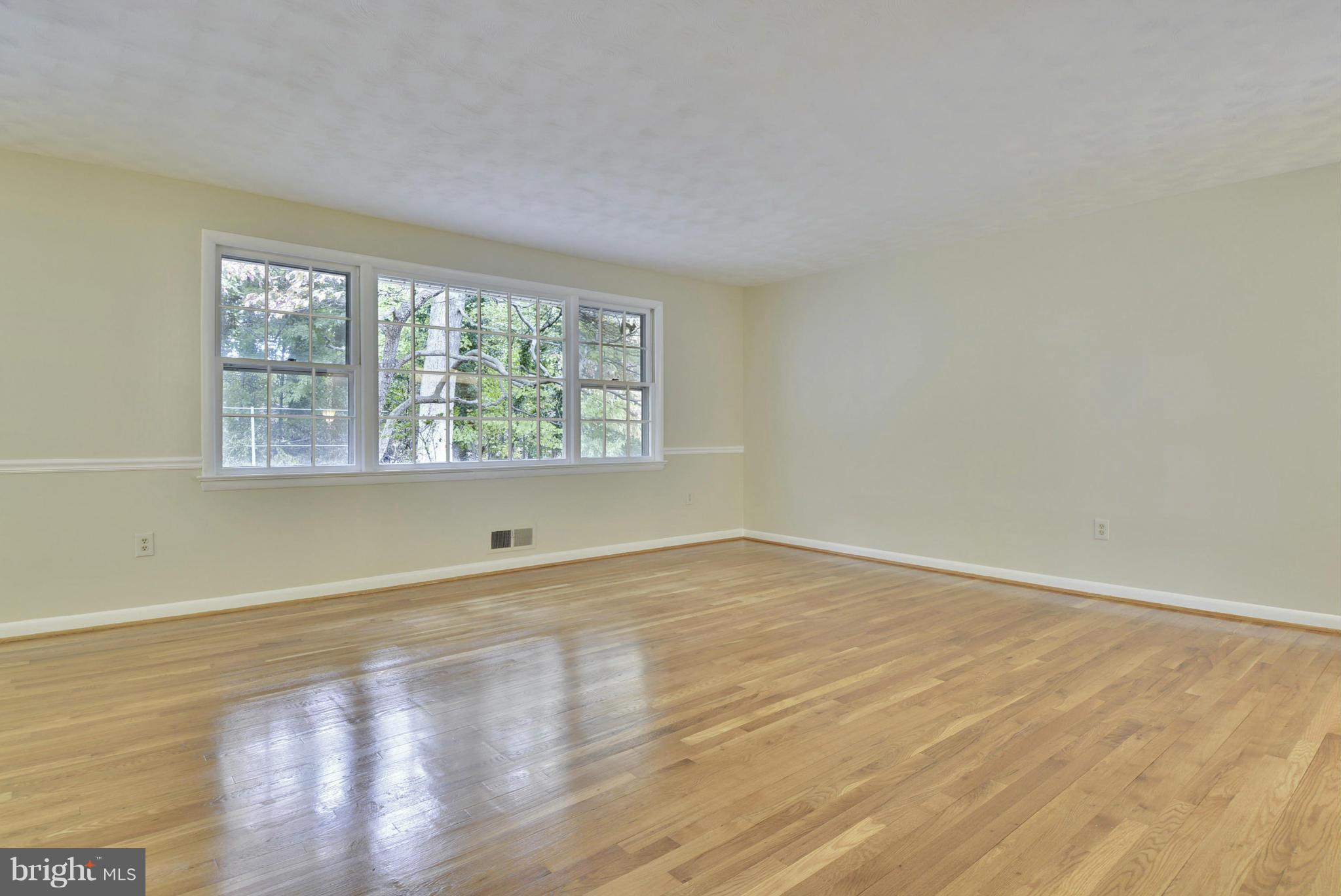 10423 Burnt Ember Drive Silver Spring, MD 20903 - Photo 4 of 30 Living Room