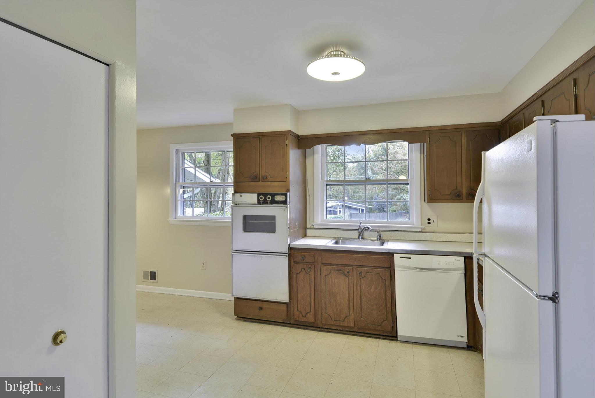 10423 Burnt Ember Drive Silver Spring, MD 20903 - Photo 7 of 30 Kitchen