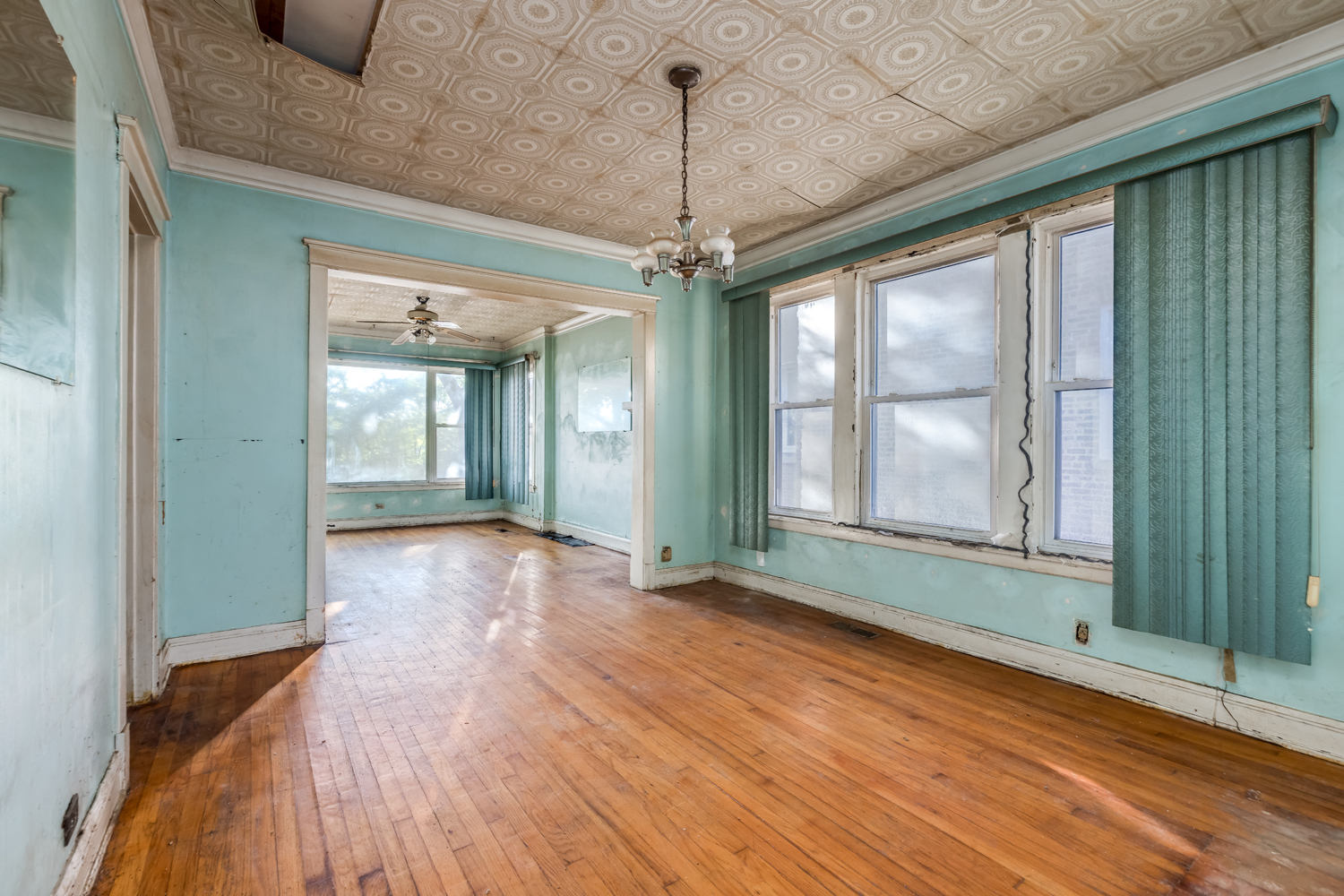 7206 South Lafayette Avenue Chicago, IL 60621 - Photo 6 of 17 a view of livingroom with hardwood floor and window