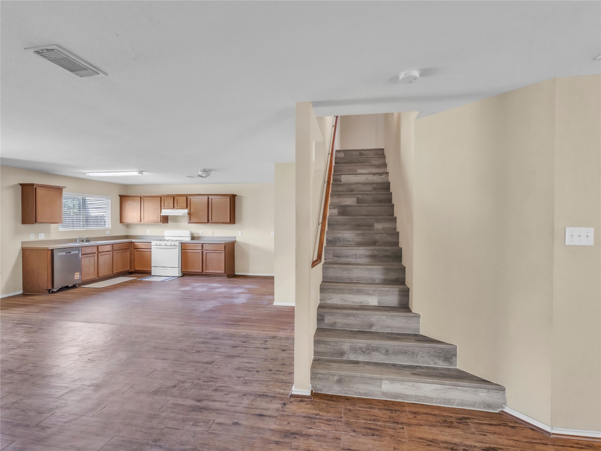 12830 Windy Summer Lane Houston, TX 77044 - Photo 16 of 33 Stair