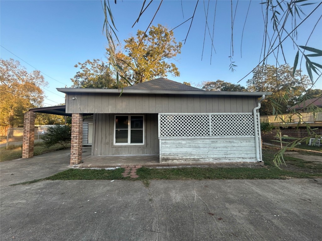 511 Thomas Street Center, TX 75935 - Photo 2 of 9 a front view of a house with a yard