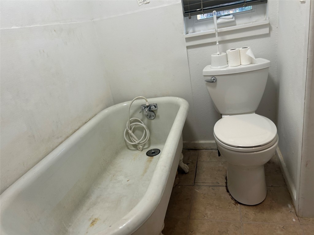 511 Thomas Street Center, TX 75935 - Photo 9 of 9 a bathroom with a toilet and a sink