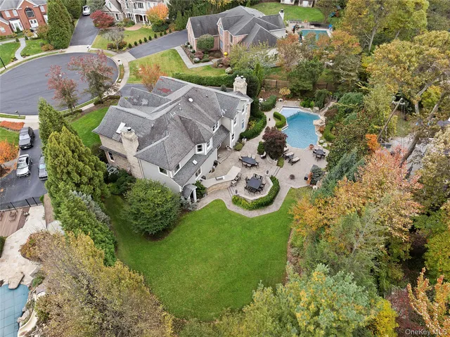 $2,549,000 | 5 Schoolhouse Court, Oyster Bay, NY 11771