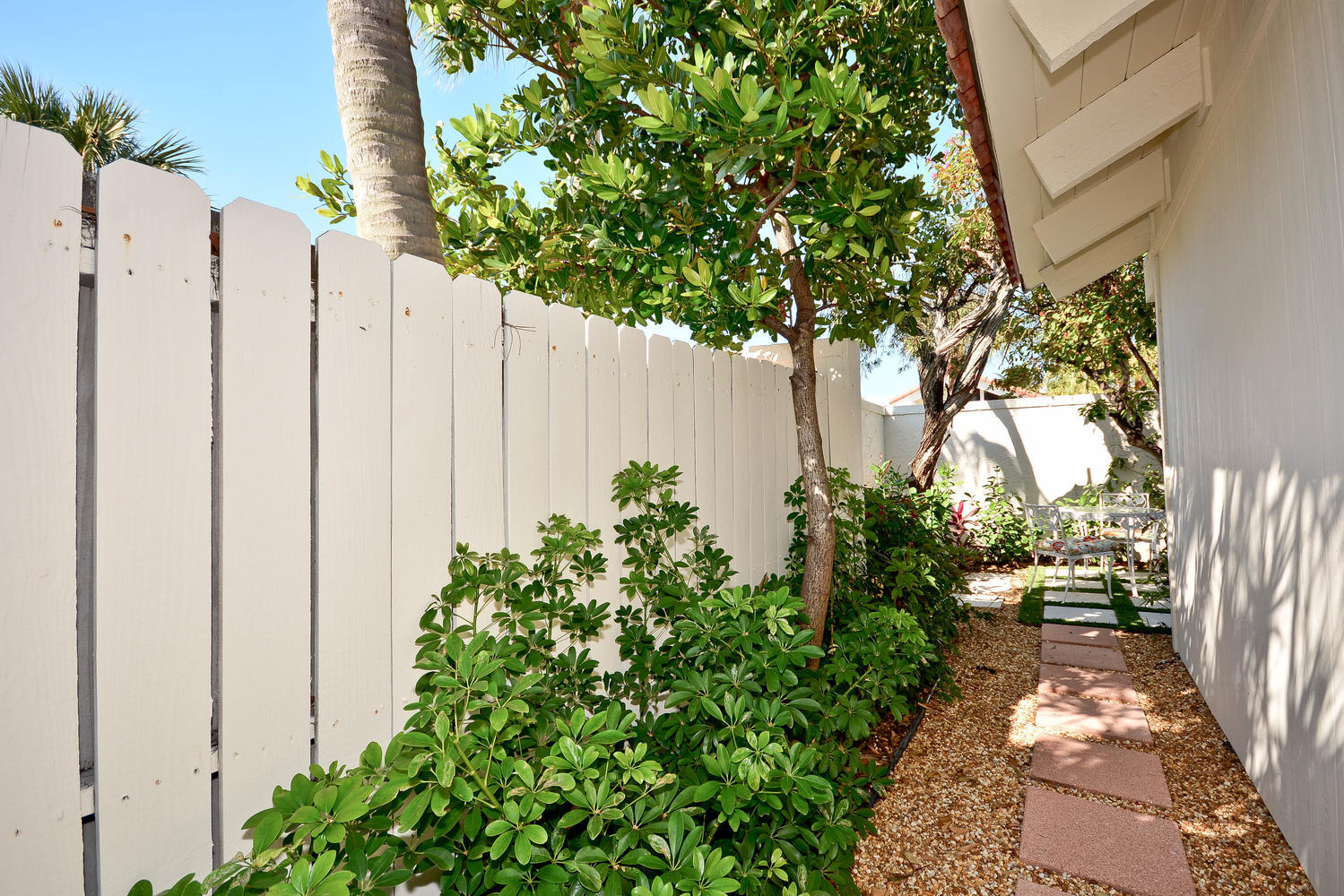 132 Bonefish Circle Jupiter, FL 33477 - Photo 39 of 54 side yard