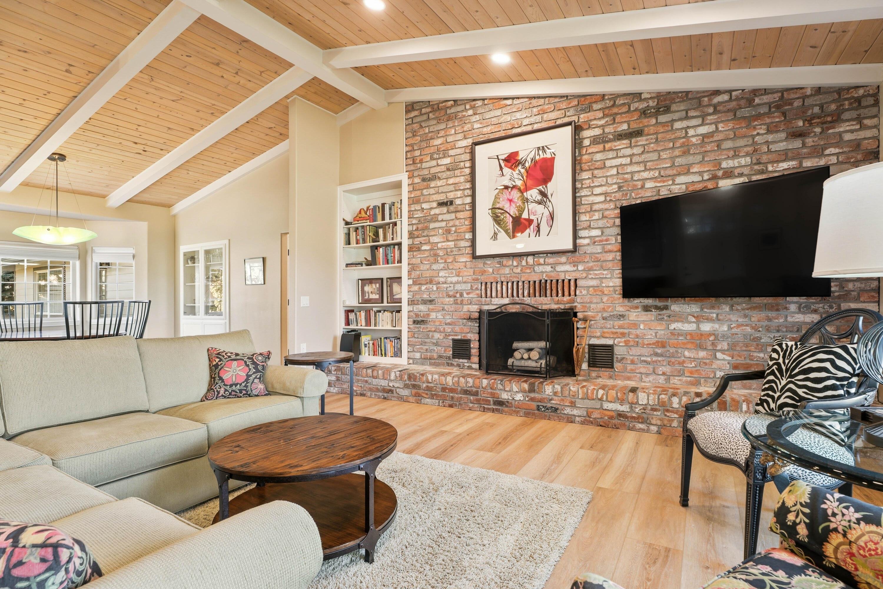 2001 Condor Court Redmond, OR 97756 - Photo 2 of 39 Living room